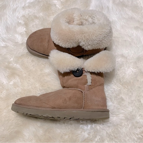 Ugg Short Womens Boots Size 8! - Picture 11 of 16